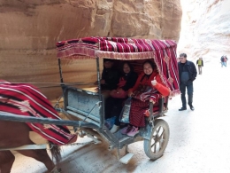 Een Hendrayatie naik kereta kuda 20 Jordan Dinar sekali jalan. (Foto: Thirza UTM)
