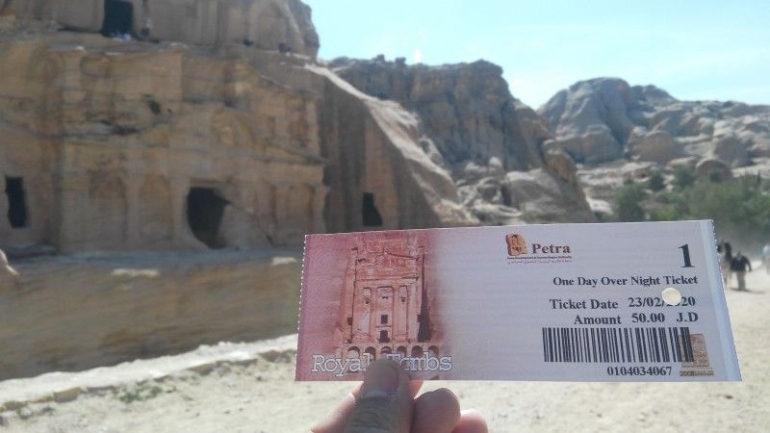 Tiket masuk Kawasan Wisata Petra, Yordania. (Foto: Gapey Sandy)