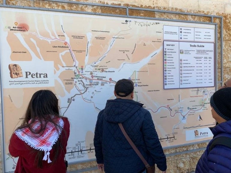 Baca dan pelajari peta Petra lebih dulu sebelum blusukan. (Foto: Ghifari Ramadhan)