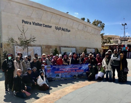 Baca dan pelajari dulu informasi dan peta Petra di dinding Petra Visitor Center sebelum blusukan. (Foto: Ghifari Ramadhan)