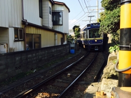 Salah satu kereta Enoden, melewati gang2 jalur kereta yang sempit diantara perumahan di Kamakura | www.trip101.jp