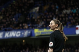 Sian Louise Massey-Ellis semakin dipercaya menjadi official pertandingan di Premier League. | KOMPAS.com/AFP