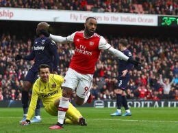 Lacazette sempat menunda selebrasinya. | Shropshirestar.com