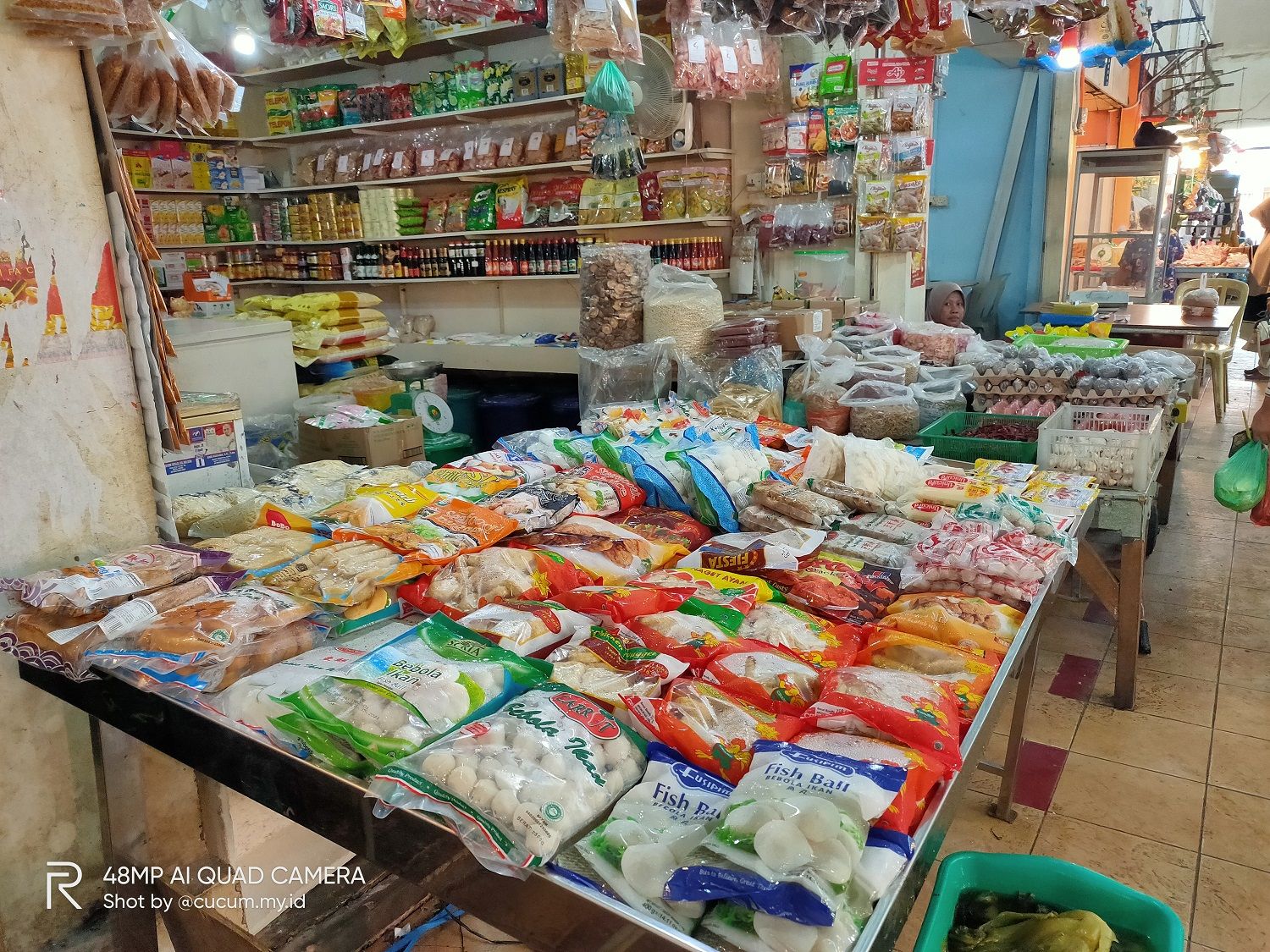 Salah satu kios yang menjual makanan beku kemasan. | Dokumentasi Pribadi