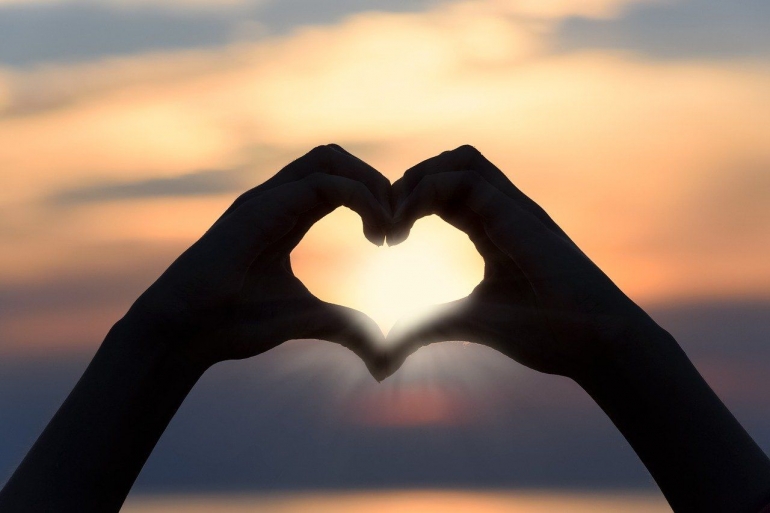 Sebarkan cinta dan kebaikan. (sumber: pixabay.com)