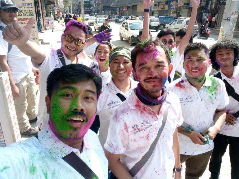 Tim Nepalisme Mengikuti Kegiatan Hari Holi di Nepal