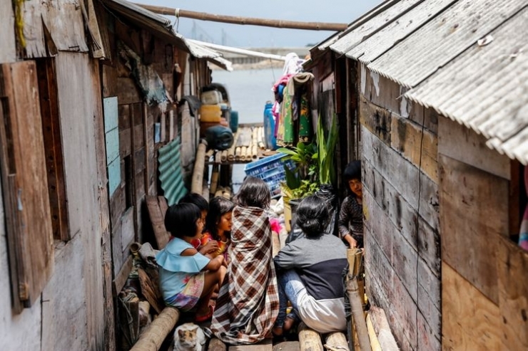 Warga beraktivitas di permukiman kumuh kampung nelayan Muara Baru, Penjaringan, Jakarta Utara, Sabtu (20/1/2018). (KOMPAS.com/GARRY ANDREW LOTULUNG) 