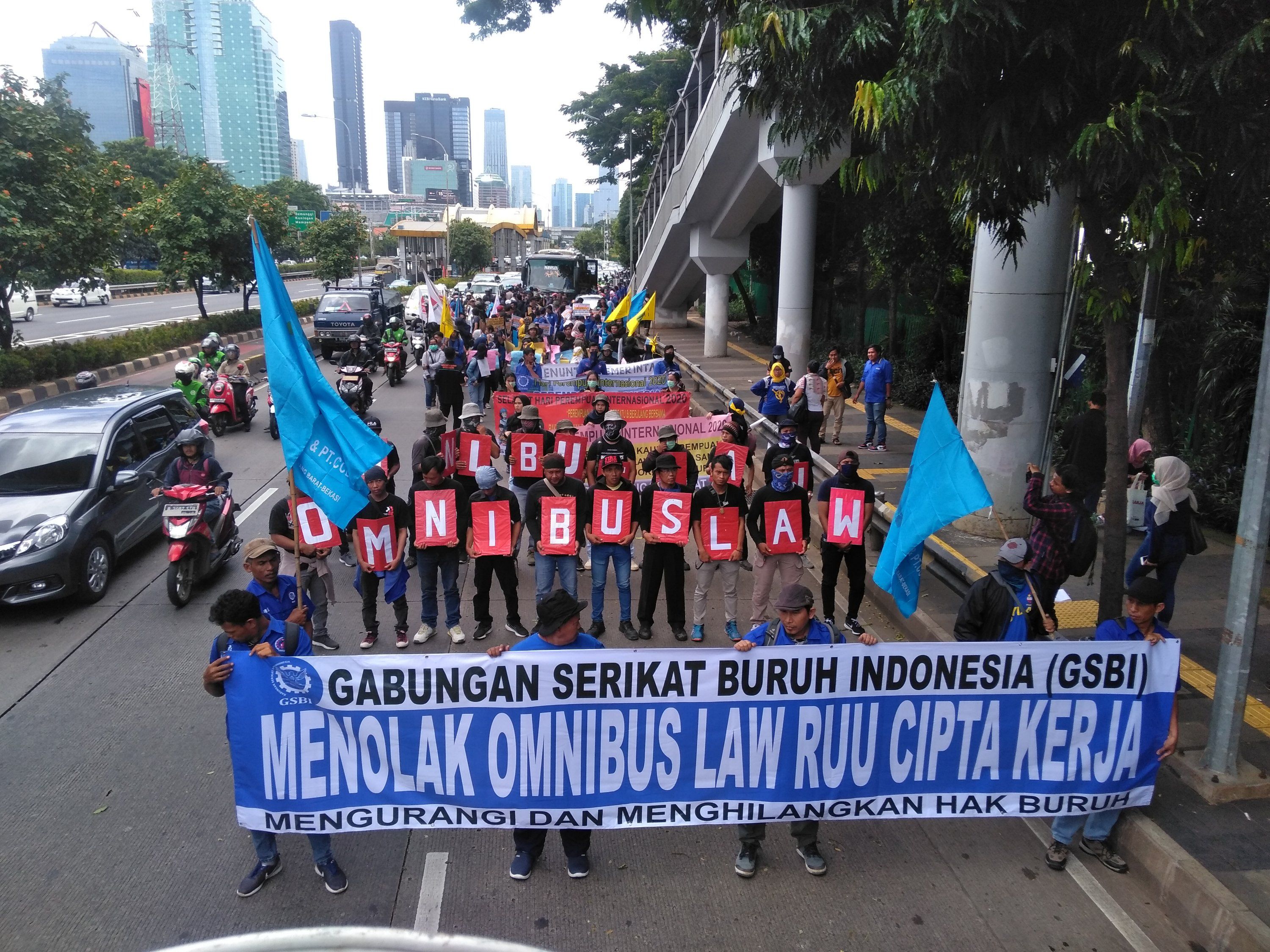 Massa Aksi Gsbi Longmarch menuju Gedung MPR/DPR RI. Dengan Membawa Poster dan Sepanduk Tuntutan