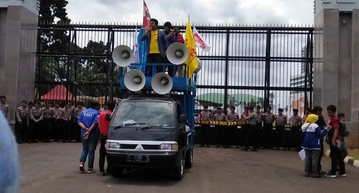 Ketua Umum Gabungan Serikat Buruh Indonesia (GSBI) Rudi HB. Daman Nyatakan menolak Omnibus Law Ruu Cipta Kerja Dalam Orasinya. (9/3/20).
