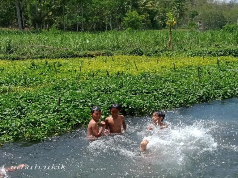 Bermain dan mandi di tepi sungai kebun kangkung. Dokpri