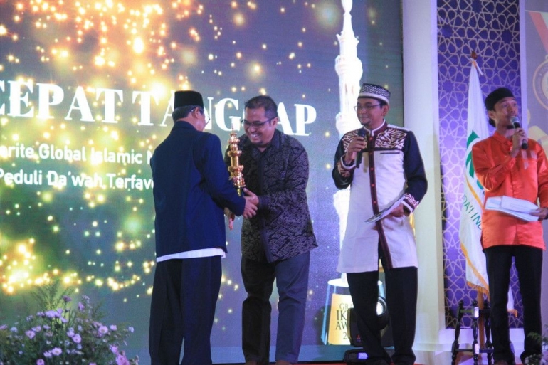 Presiden ACT Ibnu Khajar menerima piala sebagai tanda penghargaan dari Ikadi. ACT mendapatkan penghargaan sebagai NGO Islam Global Terfavorit yang mendukung kegiatan dakwah (dok.istimewa)