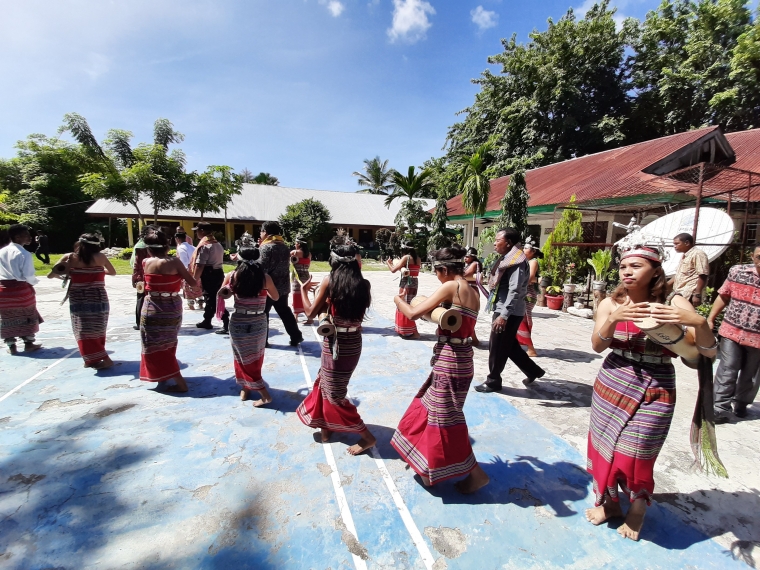 Tarian Tradisional Mengiringi Kedatangan Para Sekda, Jajarannya, dan Pembicara Seminar - Dokumentasi Panitia