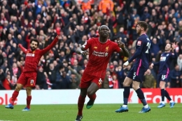 Penyerang Liverpool, Sadio Mane, merayakan golnya pada pertandingan melawan Bournemouth di Stadion Anfield, Sabtu (7/3/2020). (Foto: GEOFF CADDICK/AFP)