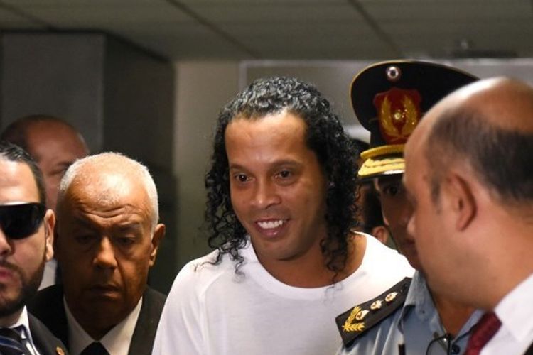 Ronaldinho, saat ditangkap Kepolisian Paraguay| Sumber: AFP/Norberto Duarte