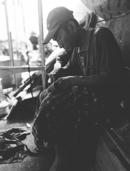 Mamang penjahit sepatu di seputar Jalan Sosial, Pasar Palimo Palembang| Dokumentasi pribadi