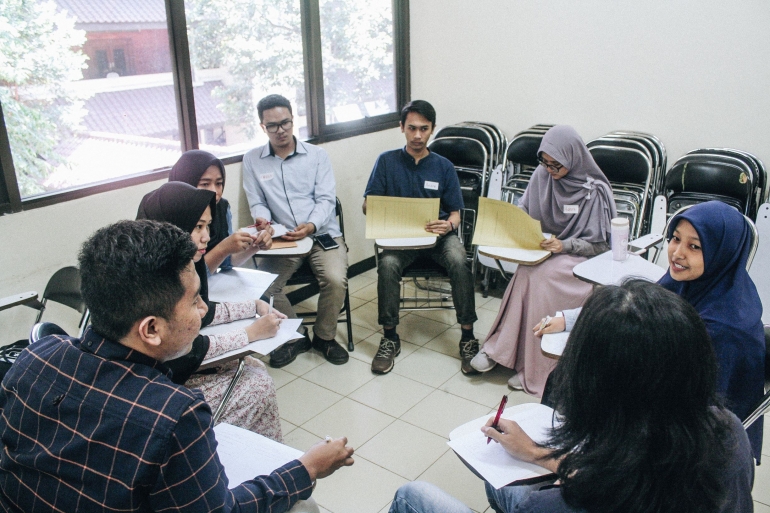 Para pengajar berdiskusi bersama membahas topik yang telah disiapkan oleh panitia--dokpri