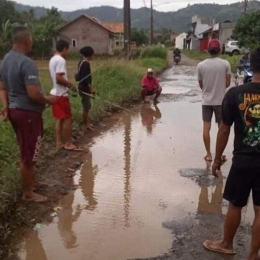 Warga Kampung Kedawung ramai-ramai mancing di tengah jalan (foto Ilung/dokpri)