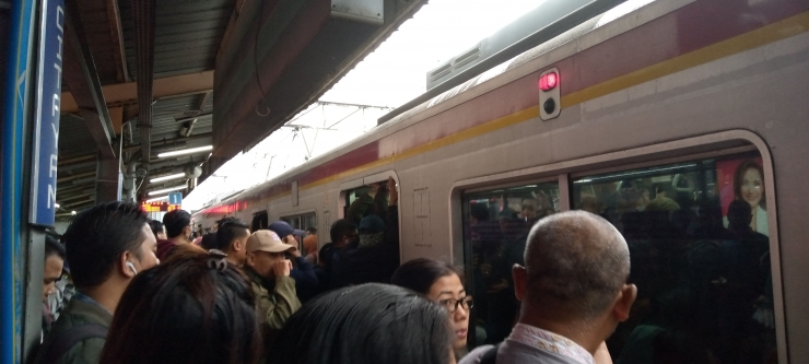 Penumpang Commuterline di stasiun Citayam. | Foto: Dokumentasi pribadi