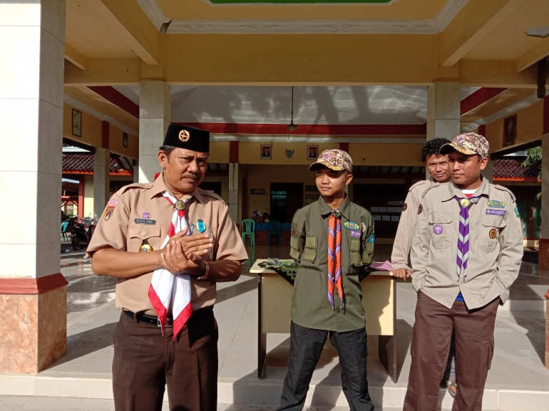 Ka Mabisa Grinting memakai hasduk dan pengurus Gudep Teritorial Grinting memakai scarf (dokpri)