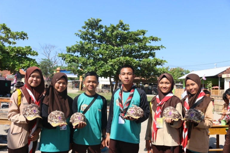 Anggota Gudep Teritorial Grinting yang memakai hasduk dan scarf (dokpri)