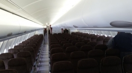 Cabin Pesawat yang sepi penumpang (Okezone.com)
