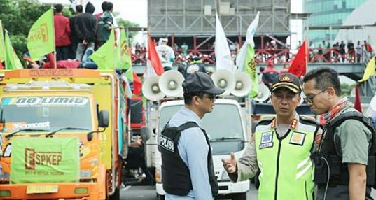 Jurus Jitu Kapolrestabes Surabaya, Massa Demo Tolak Omnibus Law Di Surabaya Kondusif