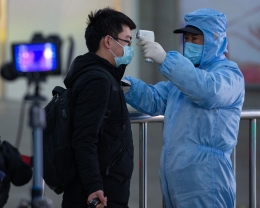 sumber foto: aol.co.uk | Coronavirus: Brits remain in China after officials refuse permission for flight to take off