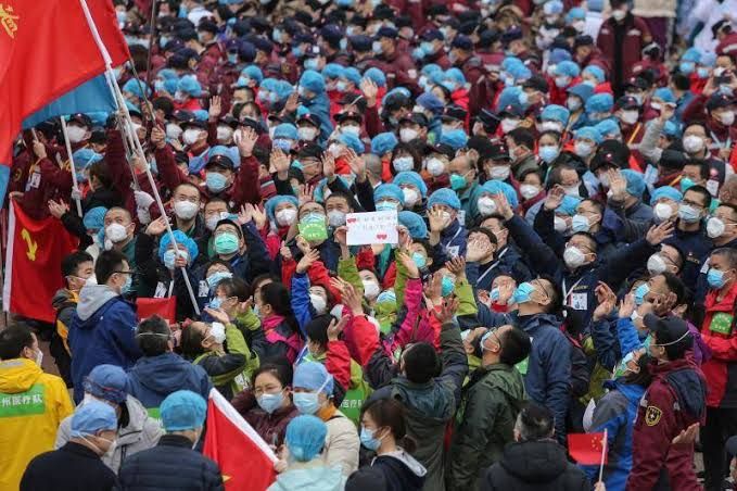 Staf medis di Wuhan merayakan setelah semua pasien dipulangkan (theworldnews.net)
