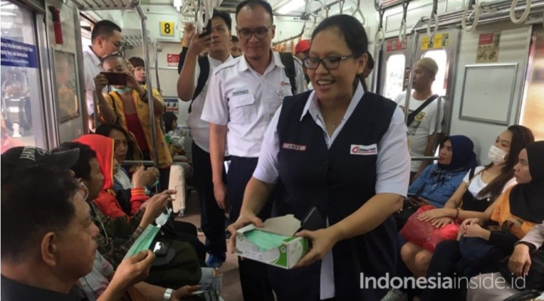 Pembagian masker di gerbong kereta, program antisipasi COVID-19 oleh PT KCI (indonesiainside.id). 
