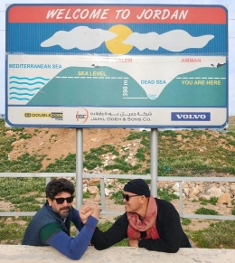 Foto dengan latarbelakang papan informasi lokasi dan ketinggian Laut Mati. (Foto: Thirza UTM)