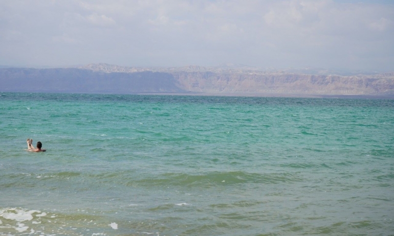 Mengambang di Laut Mati Yordania. (Foto: Leo Kencono)