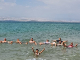 Rame-rame mengapung dengan mudah di Laut Mati, Yordania. (Foto: Ratu UTM)