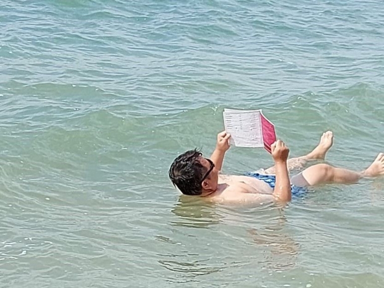 Mengapung sambil membaca buku di Laut Mati, Yordania. (Foto: Thirza UTM)