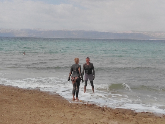 Treatment luluran tubuh dengan lumpur Laut Mati, Yordania. (Foto: Gapey Sandy)