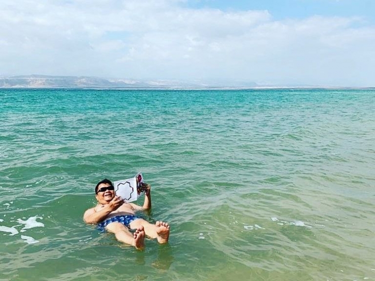 Menikmati mengapung di Laut Mati. (Foto: Gapey Sandy)