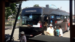 Sebagian turis menuju bus yang telah tersedia, untuk berwisata ke sekitar Semarang dan Candi Borobudur. (Foto: Wahyu Sapta).