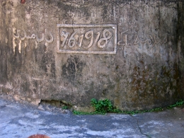 (tembok sebuah sumur di Nagari Salayo, bertuliskan aksara Arab 