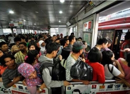 Calon penumpang Bus Transjakarta di halte (beritatrans.com).