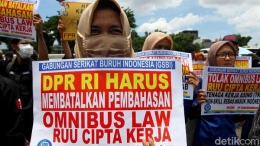 Demonstrasi Buruh Tolak Omnibus Law Cipta Kerja [Detik.com]