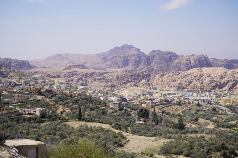 Jabal Harun yang paling tinggi. Pemandangan arah ke Petra dari kejauhan dan ketinggian. (Foto: Leo Kencono UTM)