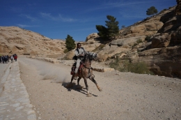 Berkuda di lintasan Petra. (Foto: Leo Kencono UTM)