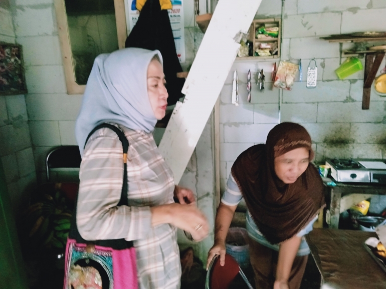 Bu Ngesti dan Bu Rohmah, ibu warung yang membantu menyiapkan dan mengantar nasbung | Foto: Rifki Feriandi