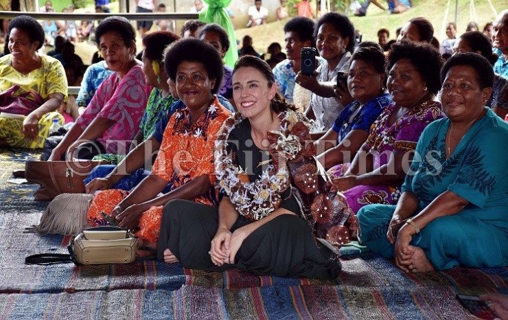 PM Selandia Baru, Jacinda Ardern duduk bersama perempuan Tamavua-i-Wai dalam kunjungan ke Pemukiman di Suva, Selasa (25/2/2020). Foto: Atu Rassea, Fijitimes).