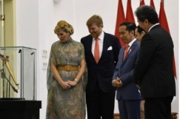 Raja dan Ratu Belanda mengembalikan keris Pangeran Diponegoro kepada Indonesia. (Foto: kompas.id)