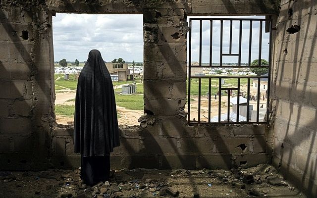 Seorang perempuan yang pernah diculik Boko Haram dalam puing sebuah rumah di Nigeria (doc.bdnews24.com/ed.Wahyuni)