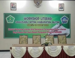 Sebuah workshop literasi yang diadakan K3M, GERAMM dan Komalku Blitar. | Dokpri/Himam Miladi