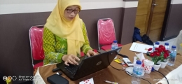 Bu Enik yang juga seorang kompasianer, menjadi bagian penting dari pelaksanaan workshop ini. | Dokpri/Anis Hidayatie