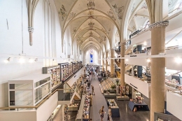 Sebuah gereja dari abad ke-15 yang diubah menjadi toko buku di Zwolle, Belanda. Salah satu solusi mengatasi gedung gereja yang tidak digunakan lagi|Sumber: Medium.com