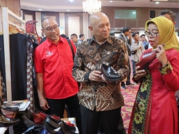 Menteri Koperasi dan UKM RI berkunjung meninjau booth UKM yang memajang dagangannya di Venue NgetemxKUKM, Gedung Smesco Indonesia (dokpri)