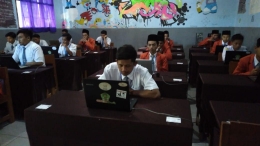 Ujian Nasional Berbasis Komputer (UNBK) tetap dilaksanakan di kabupaten Malang ditengah pemberitaan virus corona. Ilustrasi: Dokumen pribadi.